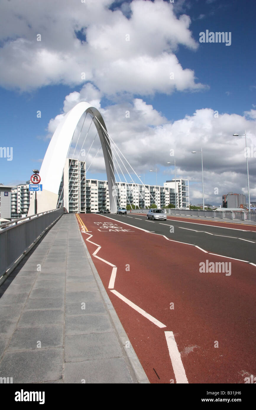 El arco es de Glasgow Glasgow's newest cruzando el Clyde Foto de stock