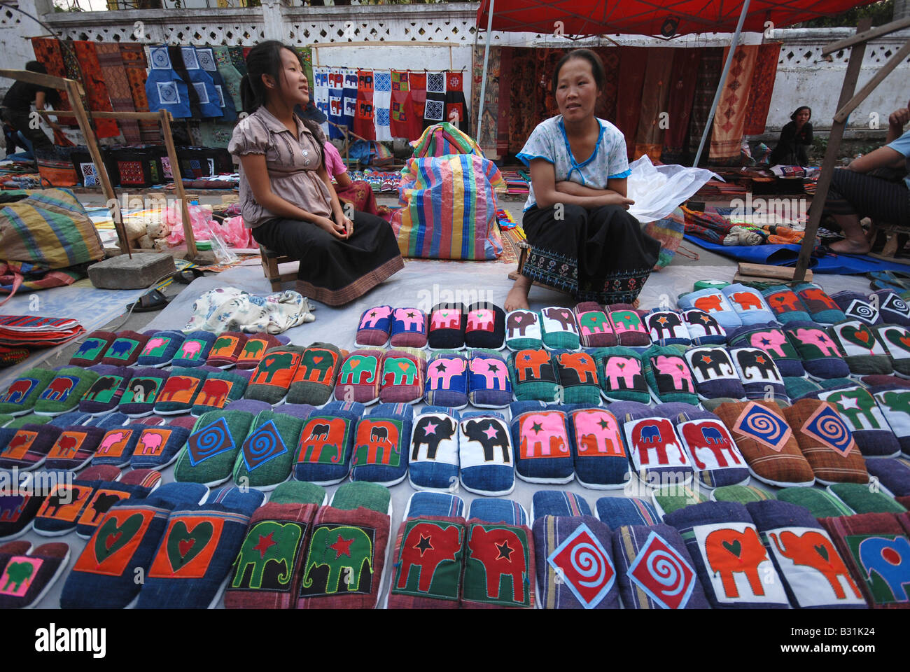 Los vendedores del mercado nocturno Foto de stock