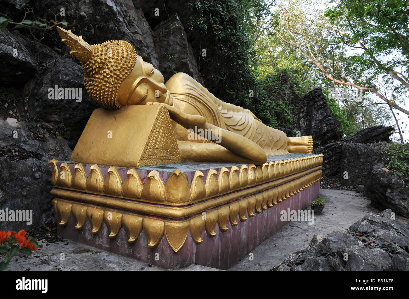 Buda de oro reclinado en la colina Phousi Foto de stock