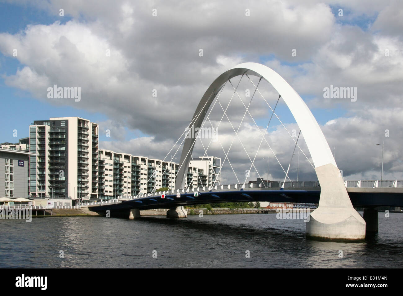 El arco es de Glasgow Glasgow's newest cruzando el Clyde Foto de stock