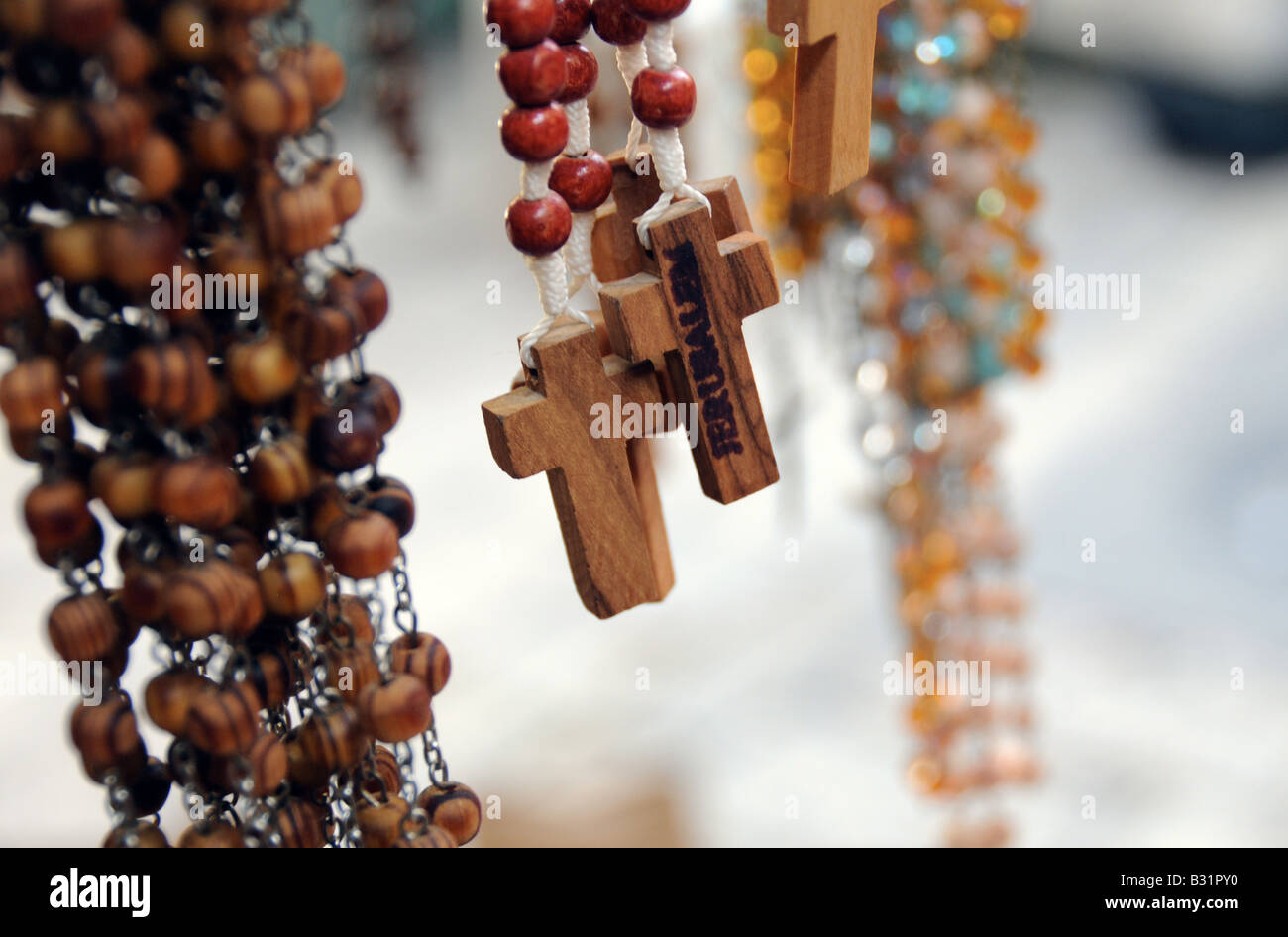 Rosarios y símbolos del cristianismo a la venta fuera de la Iglesia  Resucitadores en el barrio árabe de la Ciudad Vieja de Jerusalén Fotografía  de stock - Alamy