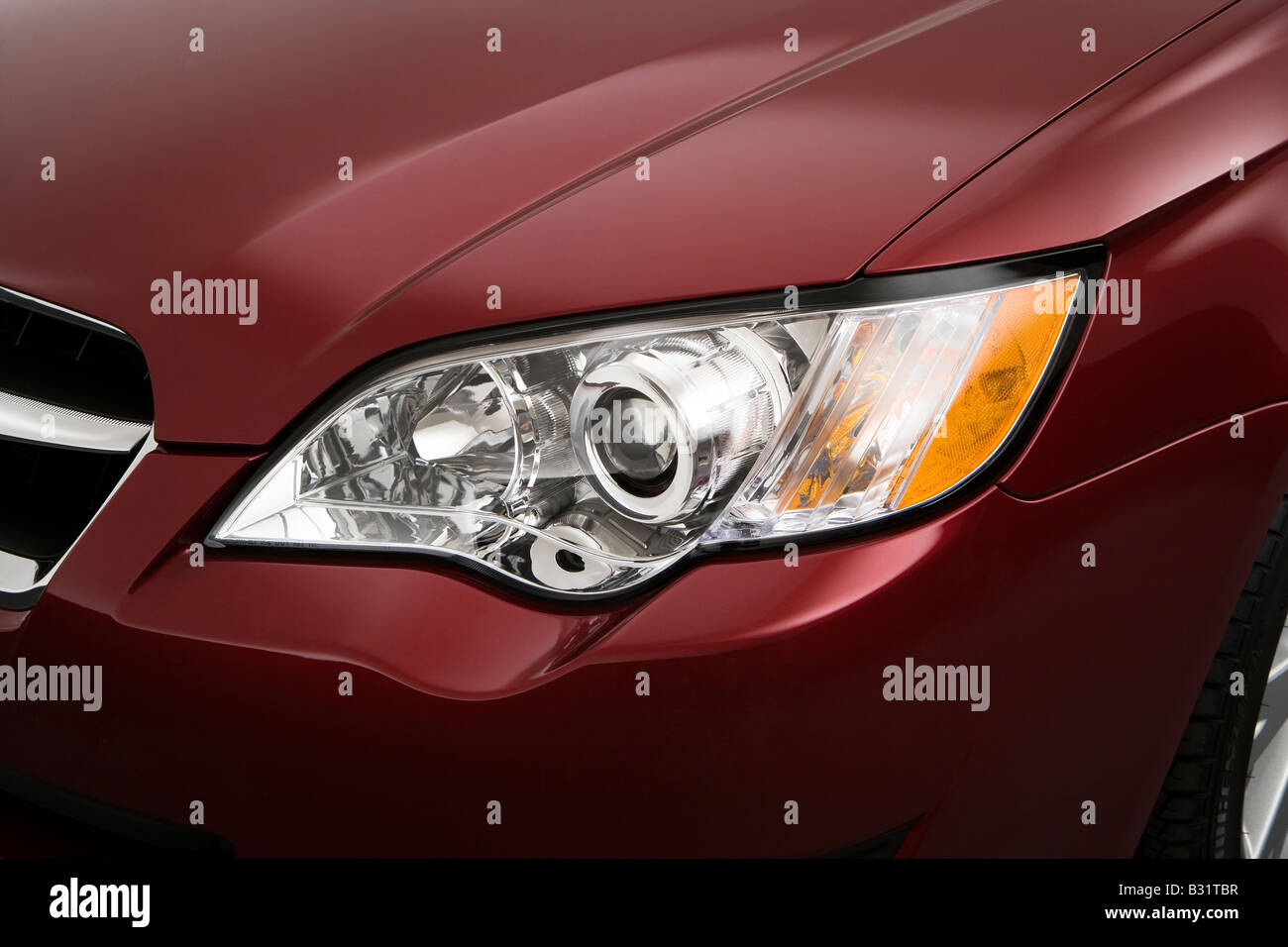 2009 Subaru Legacy 2.5 GT en rojo - Faro Foto de stock