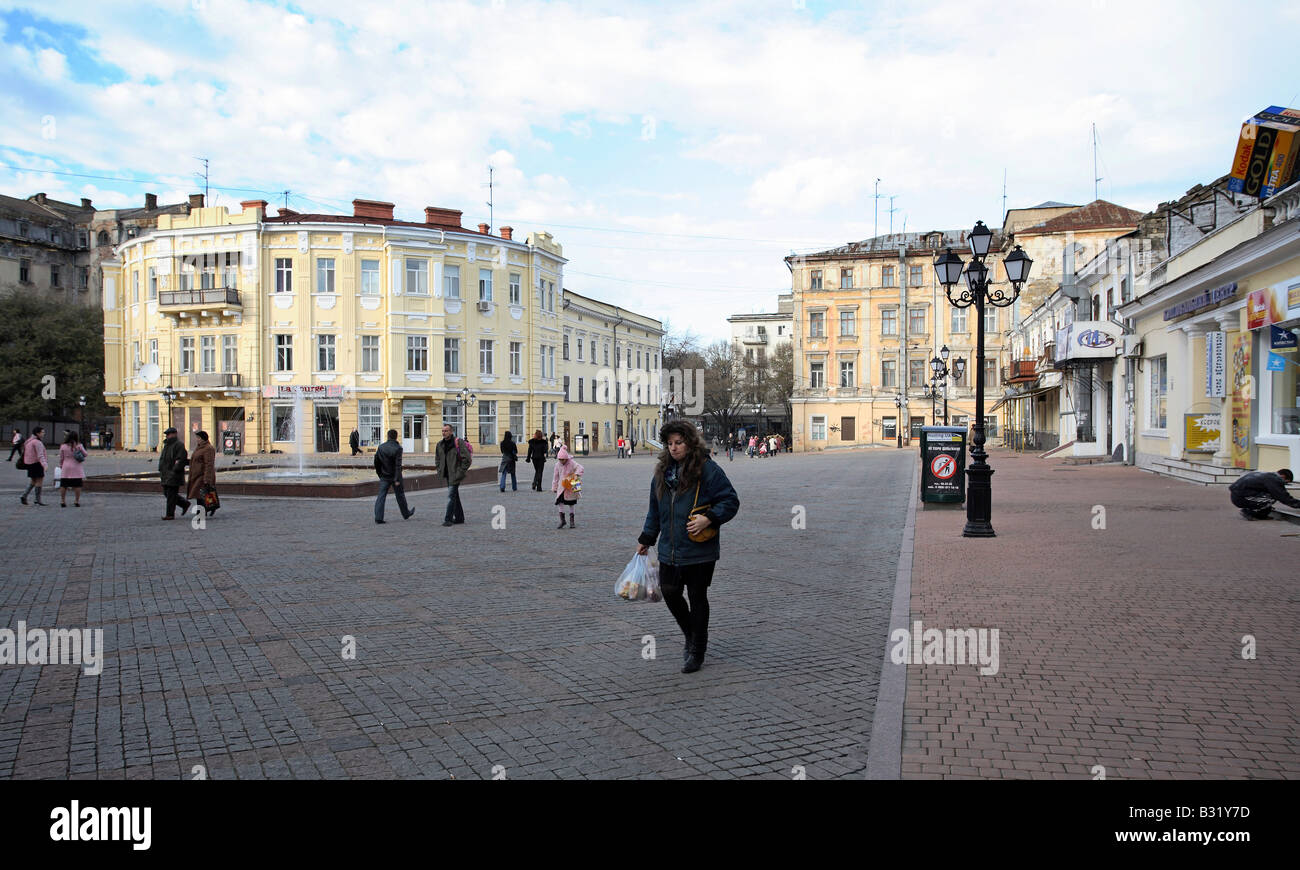 Los peatones en el centro de la ciudad, Odessa, Ucrania Foto de stock