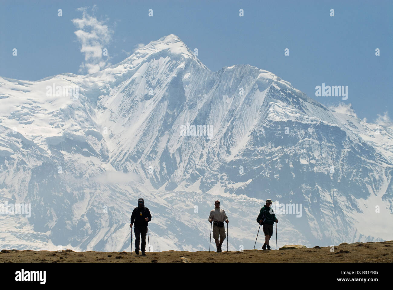 Los Trekkers caminando en las montañas de Annapurna, Himalaya, Nepal Foto de stock