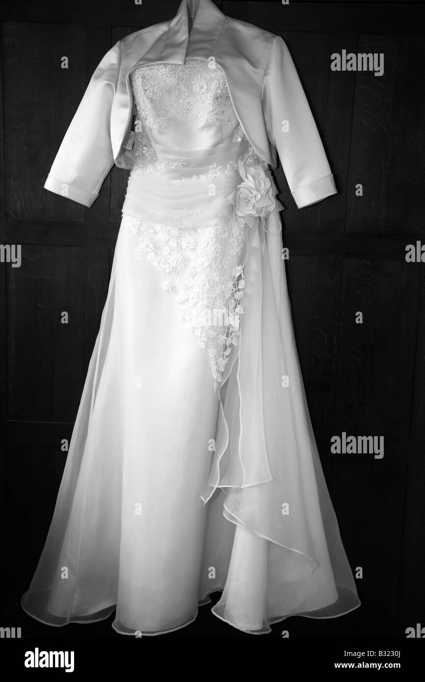 Vestido de novia blanco y negro fotografías e imágenes de alta resolución -  Alamy