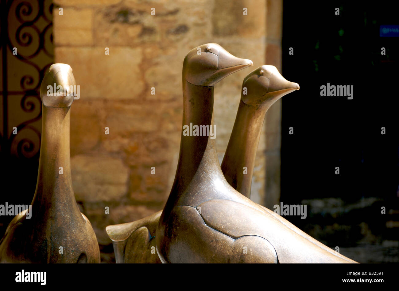 Escultura de bronce de tres gansos en Place aux Oies, Sarlat La Caneda, Dordogne, Francia Foto de stock
