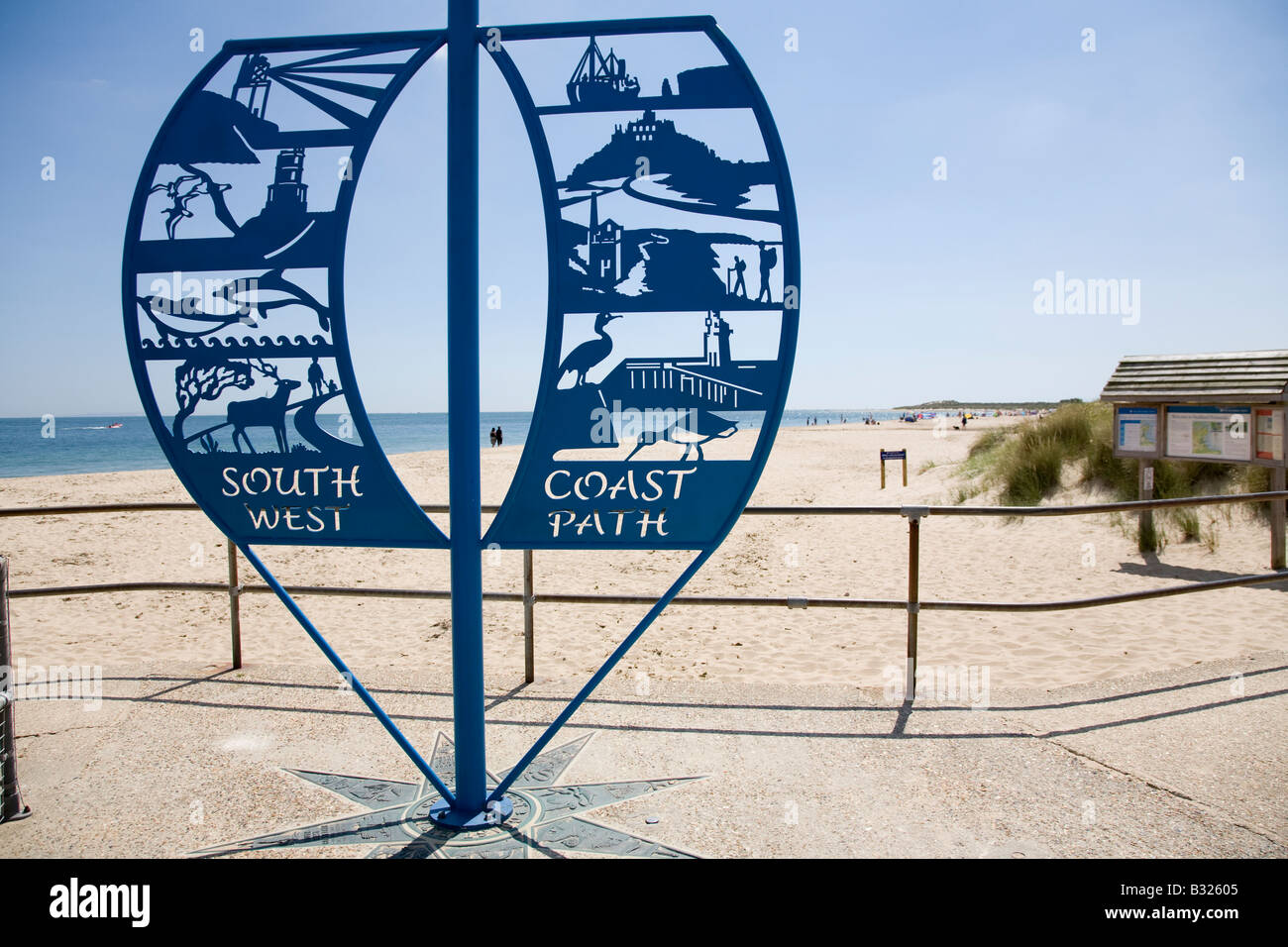 Signo que indica el inicio de la costa sur oeste de ruta para caminantes en el extremo este de la playa Studland Dorset, Inglaterra Foto de stock