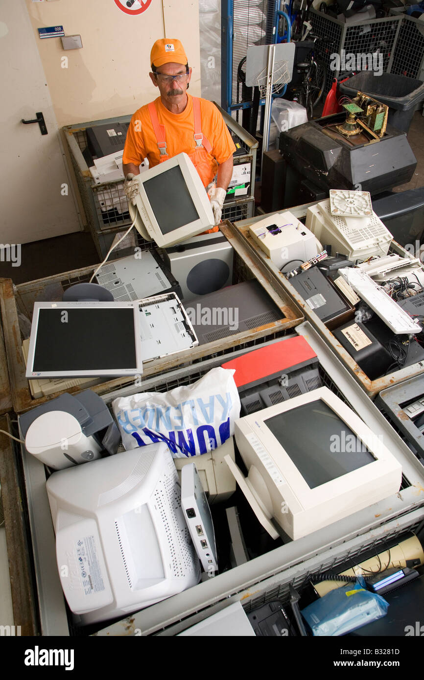 Equipos antiguos en un almacén de reciclaje Foto de stock