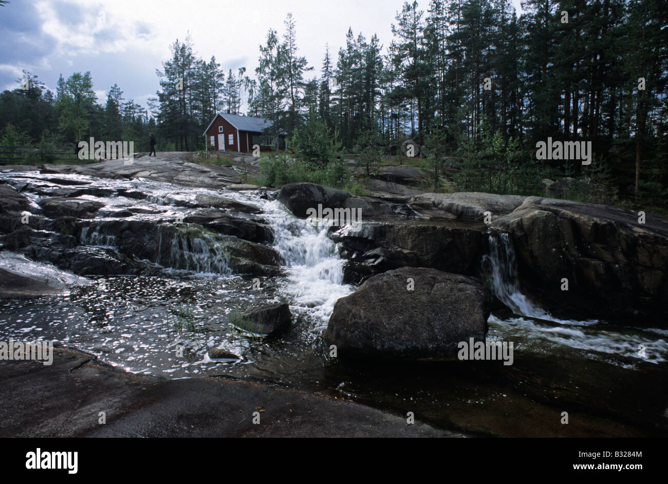 Suecia casa rural cerca de las cascadas del río Pitealven Storforsens Foto de stock