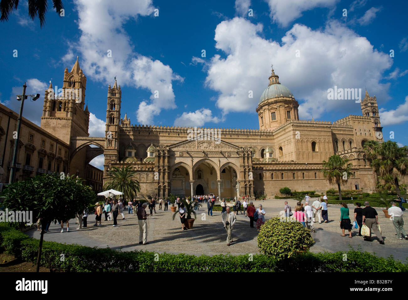 Exterior de la catedral de Palermo en el sol de verano con el cielo azul de Sicilia Italia Europa Foto de stock