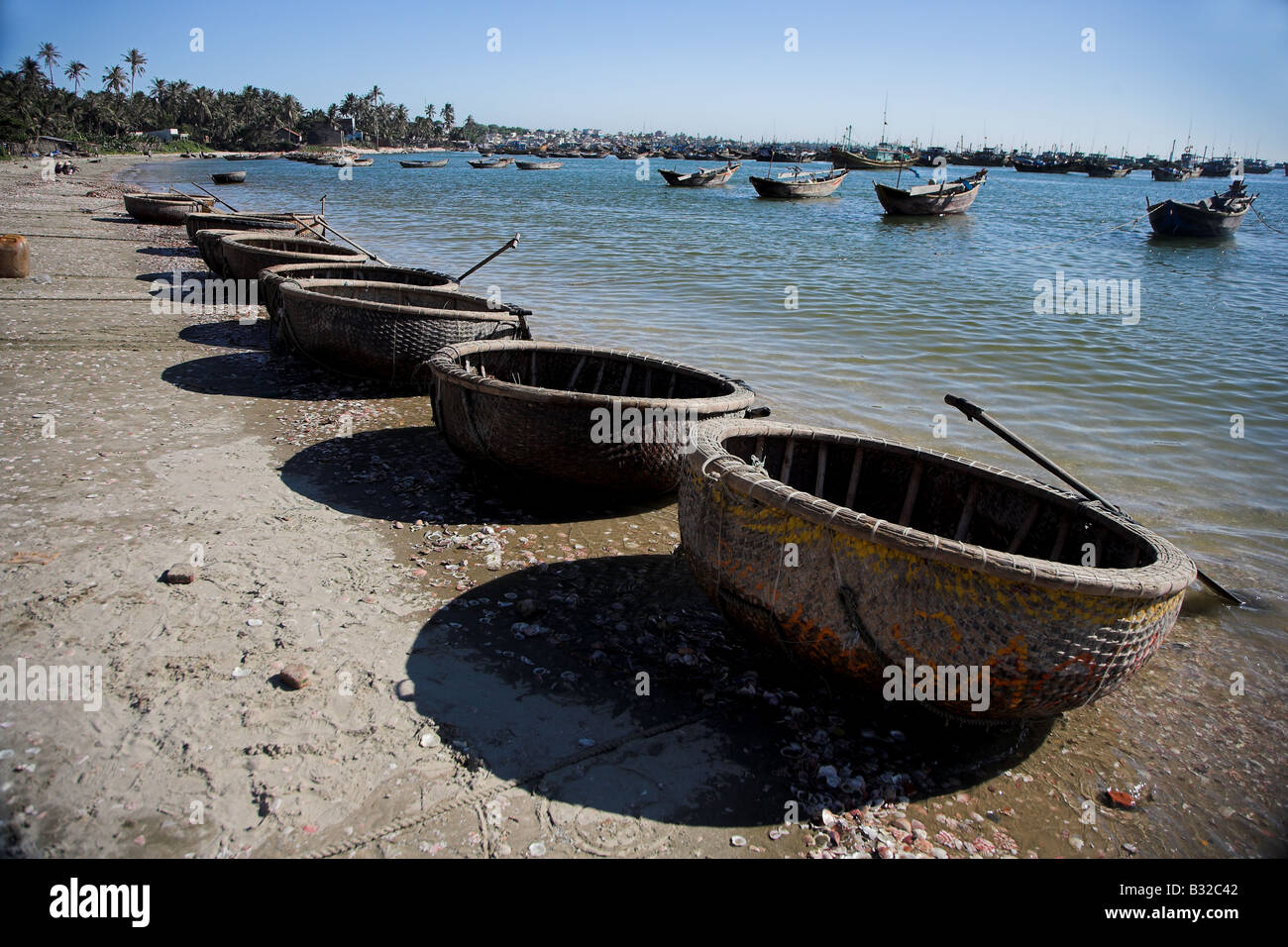 Cesta circular barcos en la playa de Mui Ne en Vietnam. Foto de stock