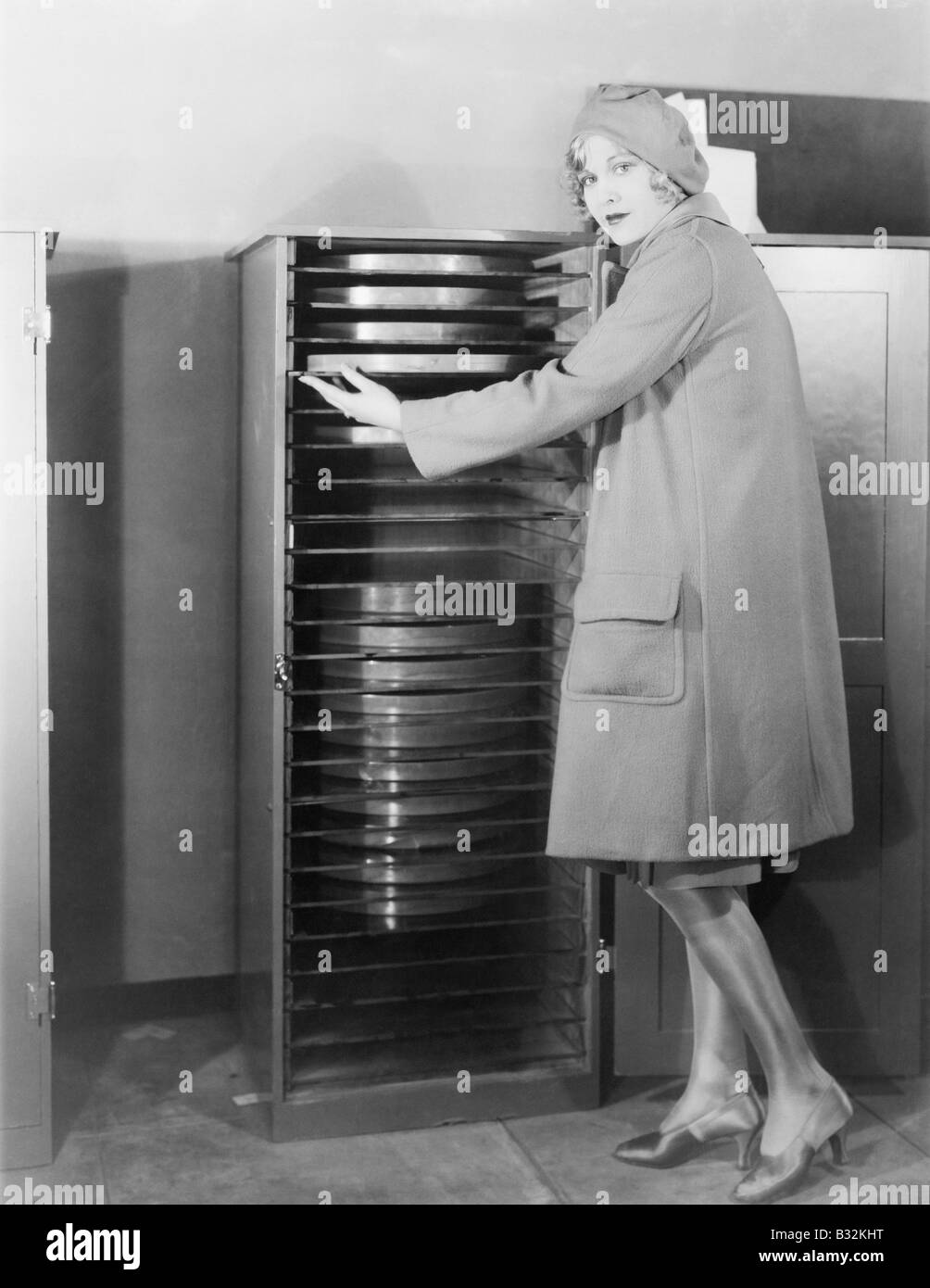 Mujer con gabinete de equipos de producción de película Foto de stock