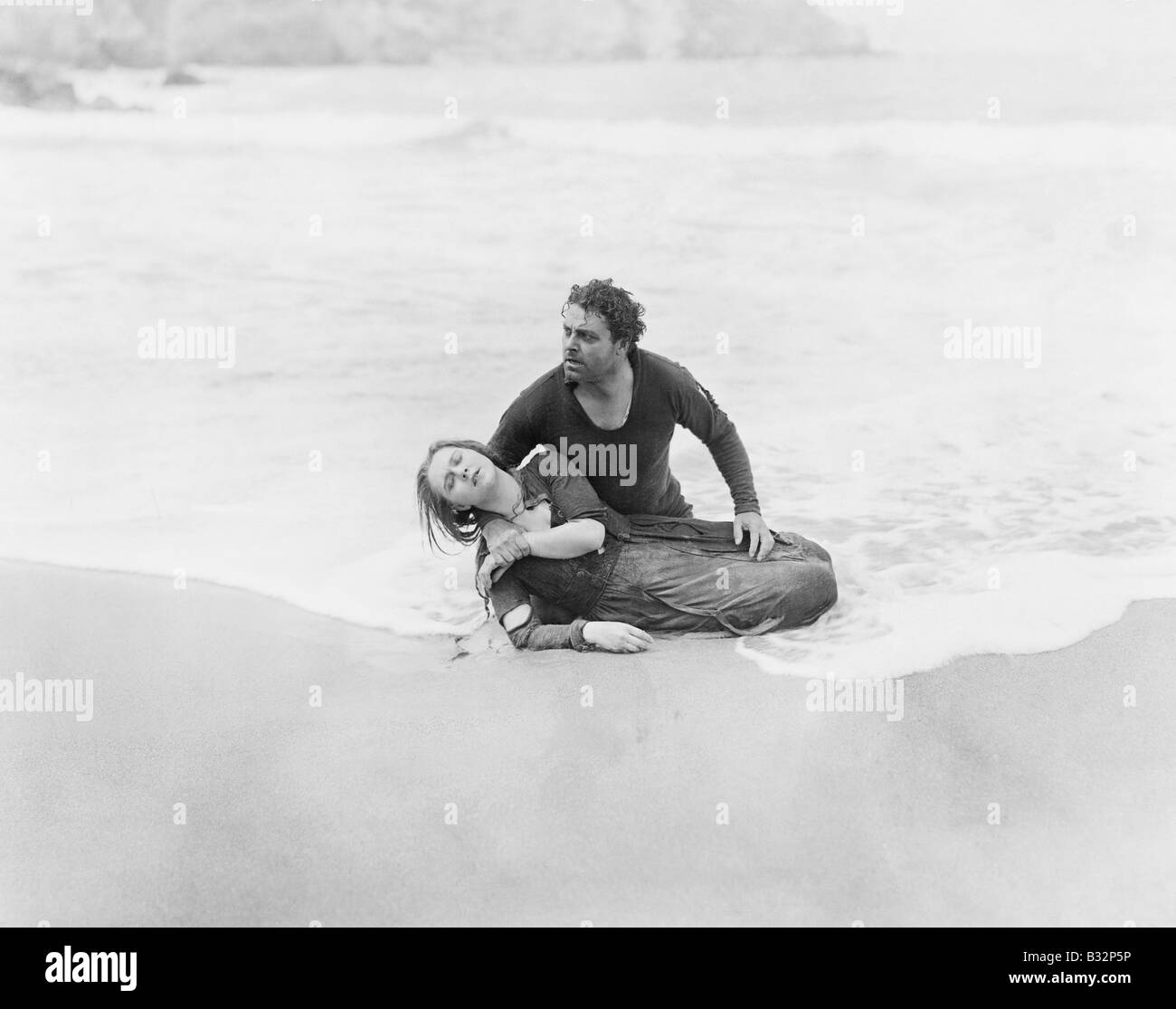 Hombre Mujer rescate desde el océano Foto de stock