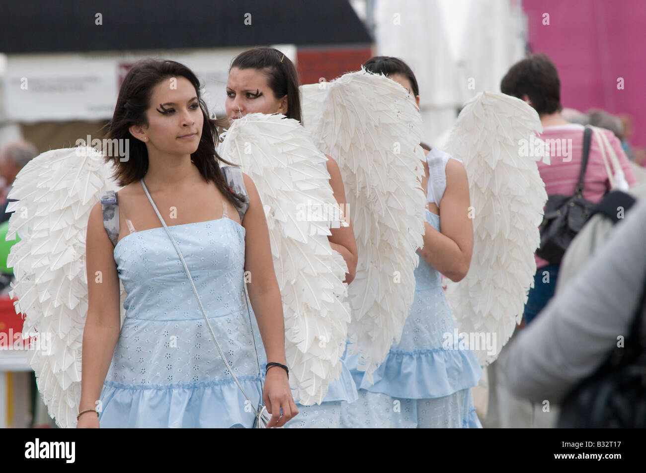 Tres jóvenes mujeres vestidas como ángeles en el Eisteddfod Nacional de  Gales, Cardiff, 2008 Fotografía de stock - Alamy
