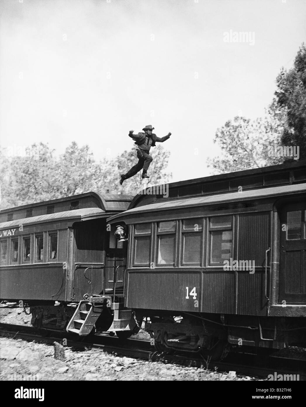 Hombre saltando sobre el techo de los coches del ferrocarril Foto de stock