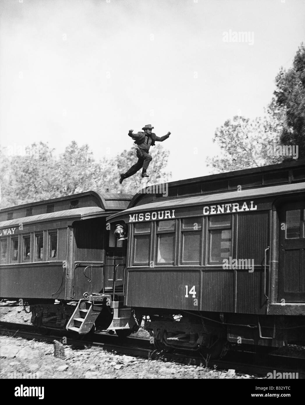 Hombre saltando sobre el techo de los coches del ferrocarril Foto de stock