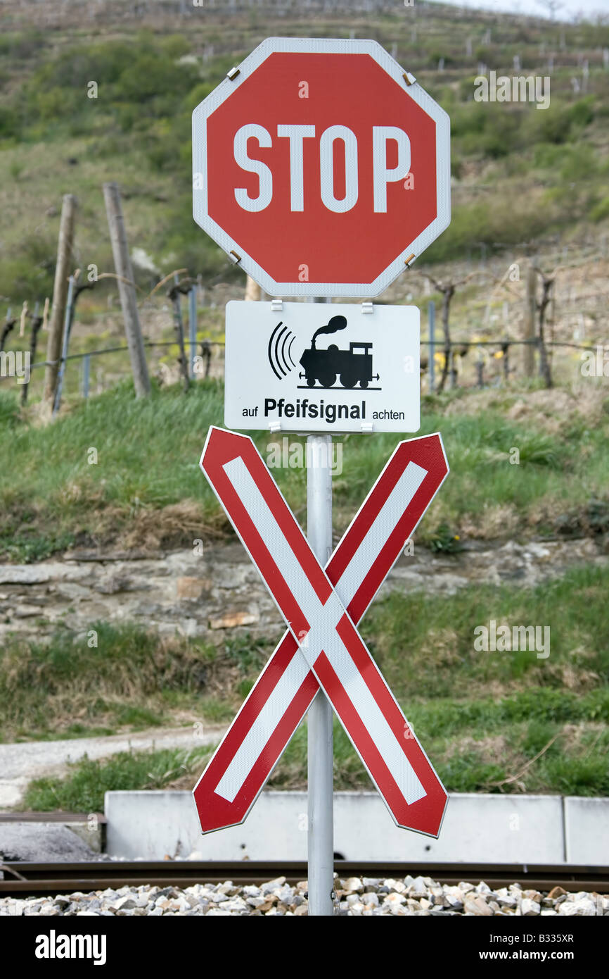 La señal de stop en el paso a nivel sin barreras Fotografía de stock - Alamy