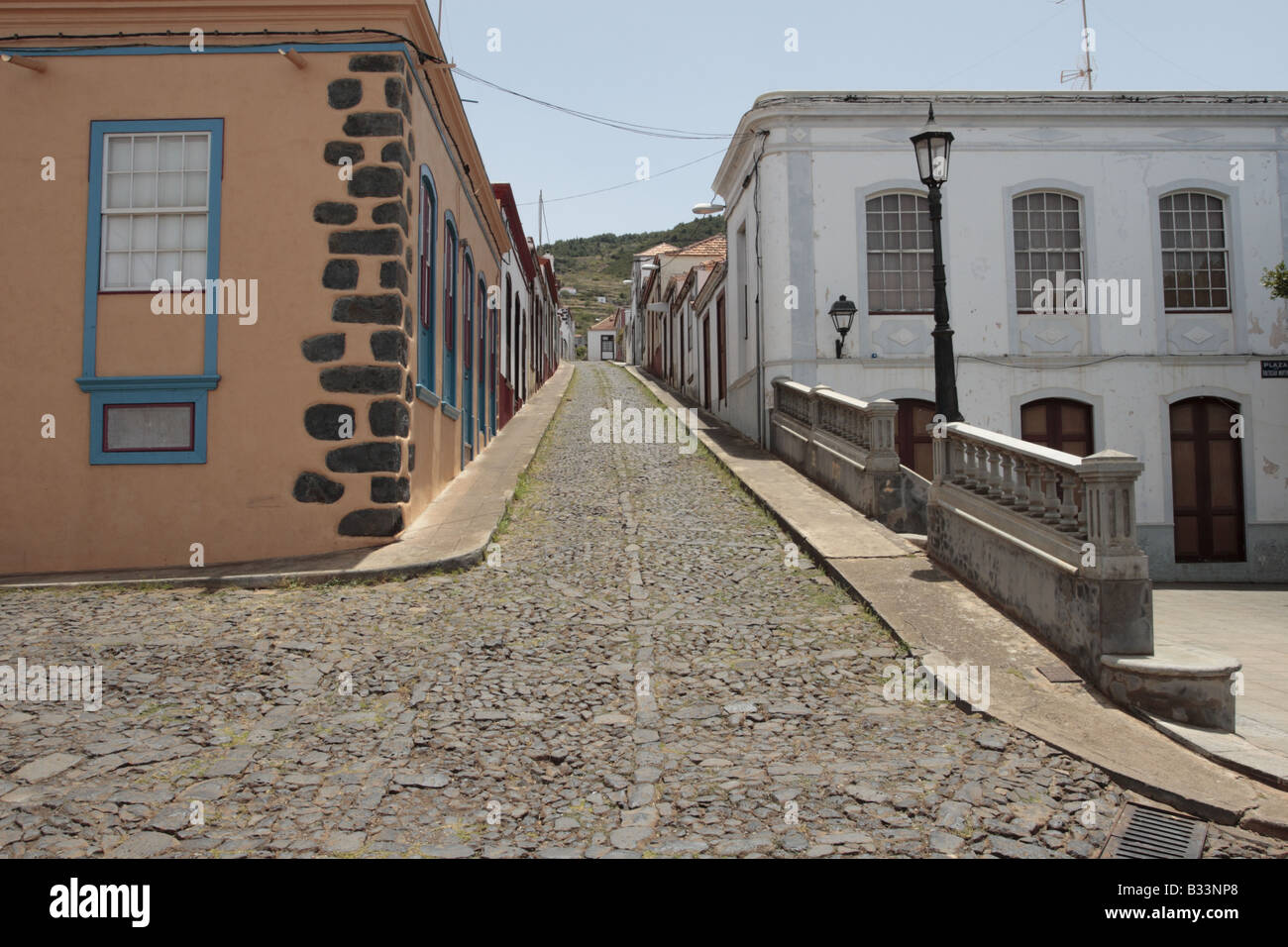 Una vista hacia arriba a lo largo de una calle de adoquines en Santo  Domingo de Garafía La Palma Islas Canarias Fotografía de stock - Alamy