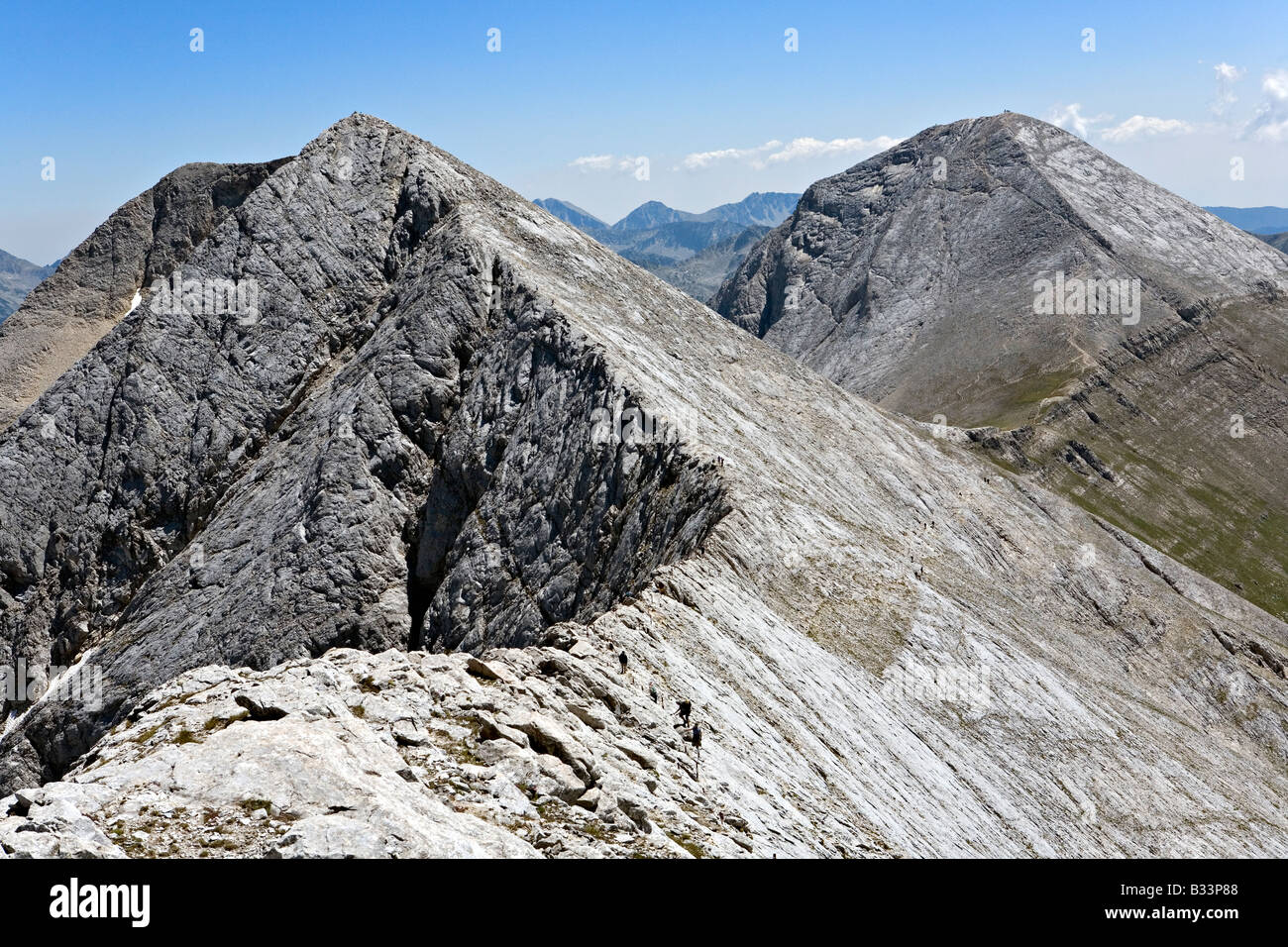 Kutelo Koncheto Ridge y pico pico Vihren izquierdo y en el lado derecho Foto de stock