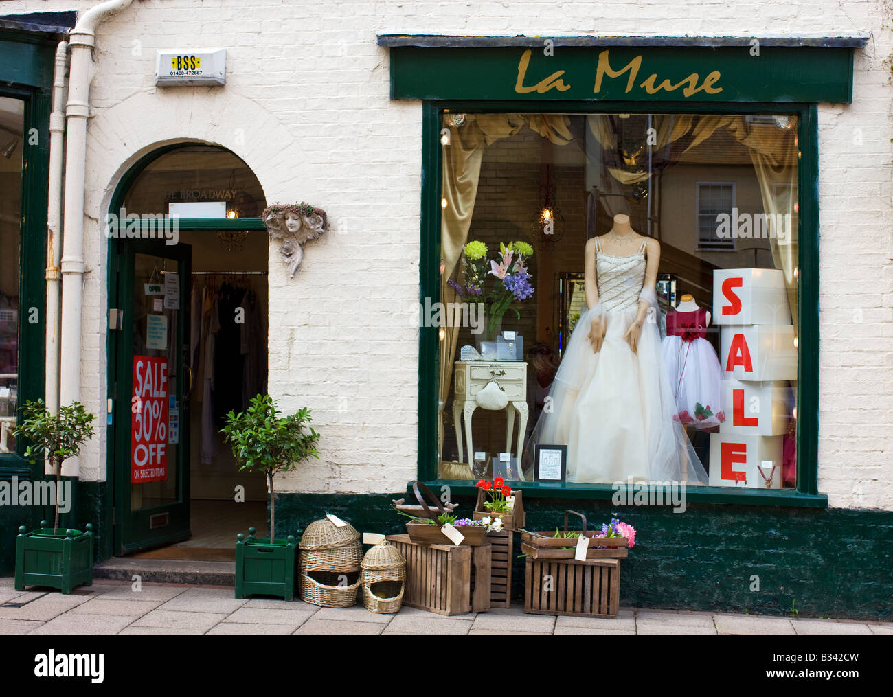 Venta De Vestido De Novia Fotos e Imágenes de stock - Alamy