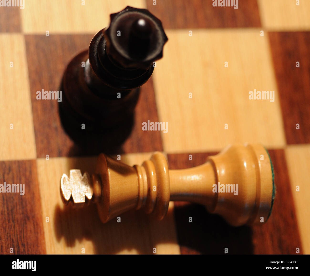 Close-up, imágenes detalladas de diversas piezas de ajedrez, reina, rey, patas, blanco y negro sobre un tablero de ajedrez, renunciar a la derrota, jaque mate Foto de stock