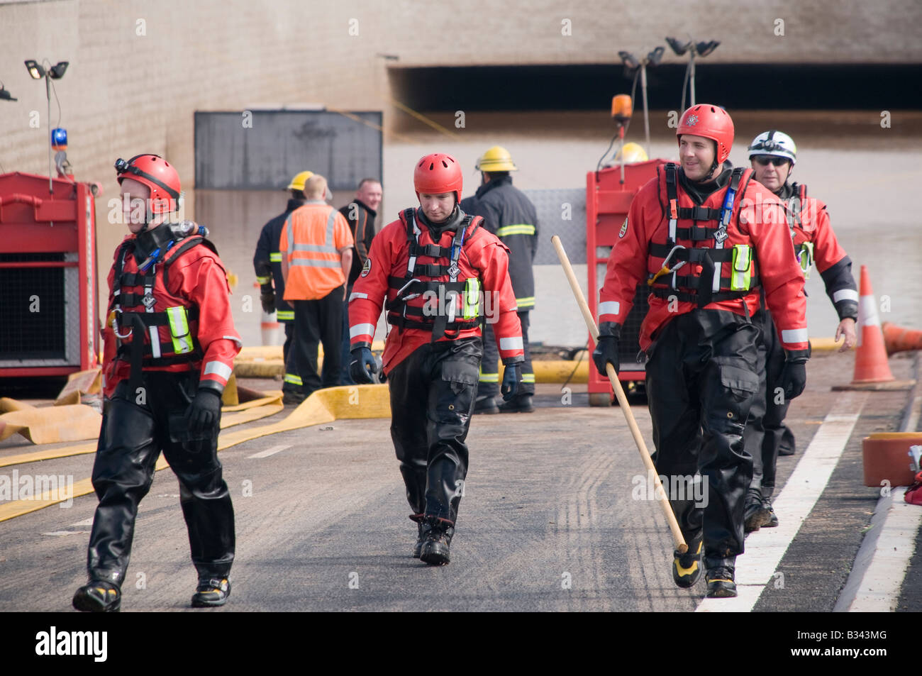 Bomberos volver desde la colocación de la bomba submersable Foto de stock