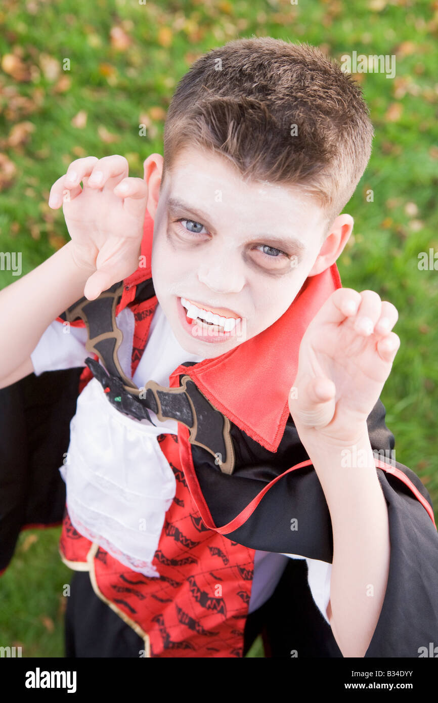 Joven afuera, vistiendo trajes de vampiro en Halloween Foto de stock