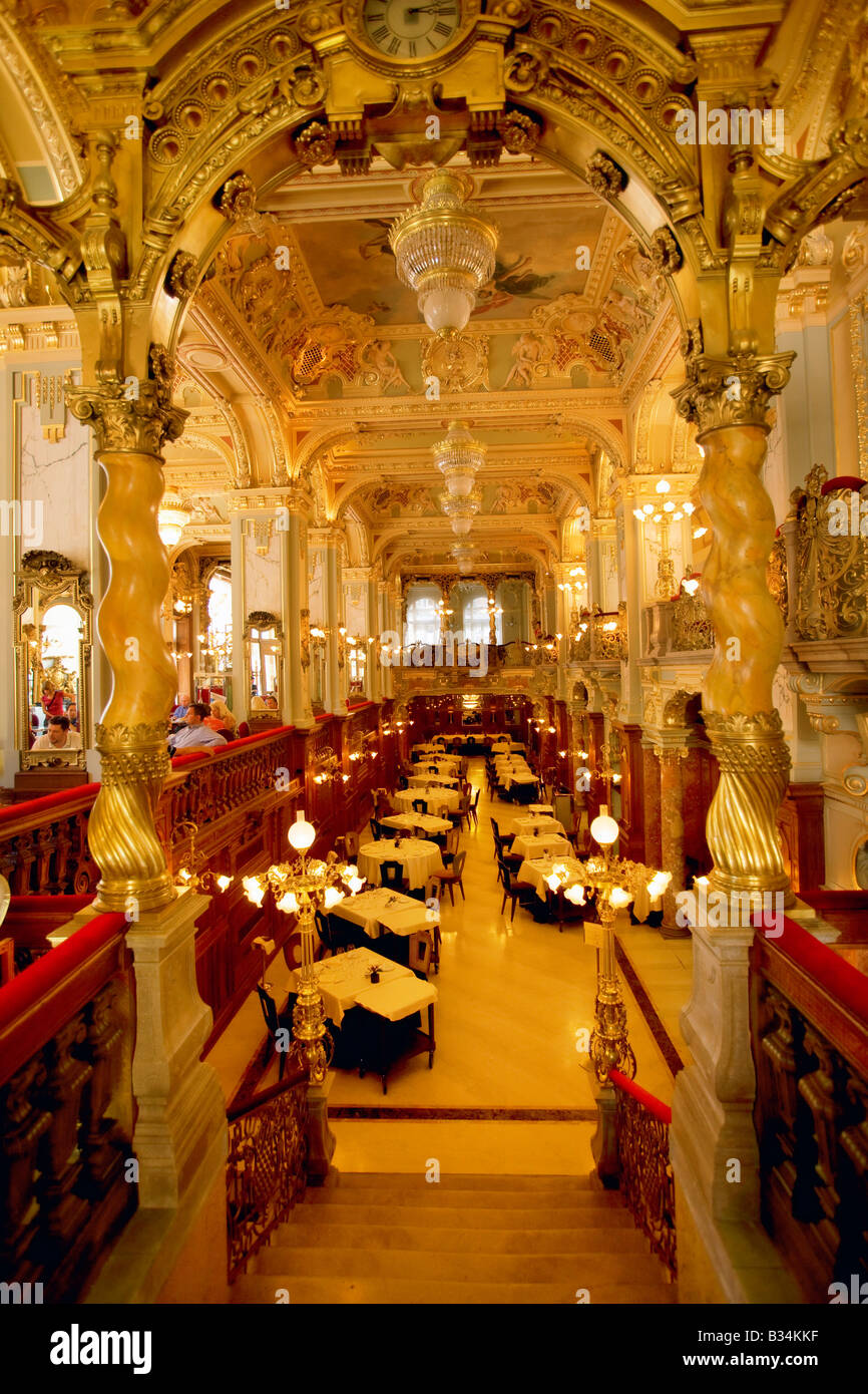 El New York Café en Budapest Hungría Foto de stock