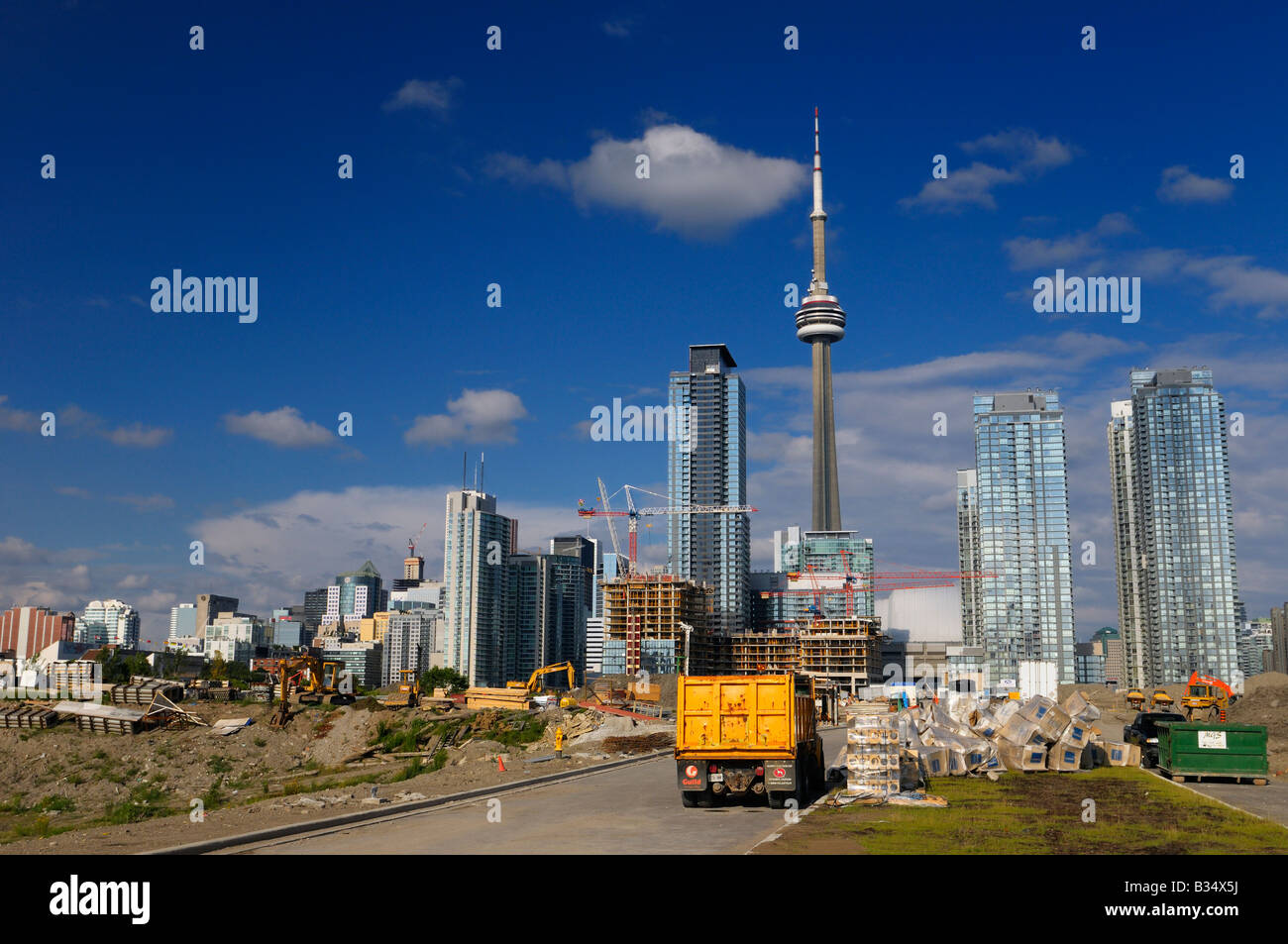 Camión contenedor de construcción y desarrollo nuevo condominio junto al núcleo de la ciudad de Toronto, Canadá, con la torre CN Foto de stock