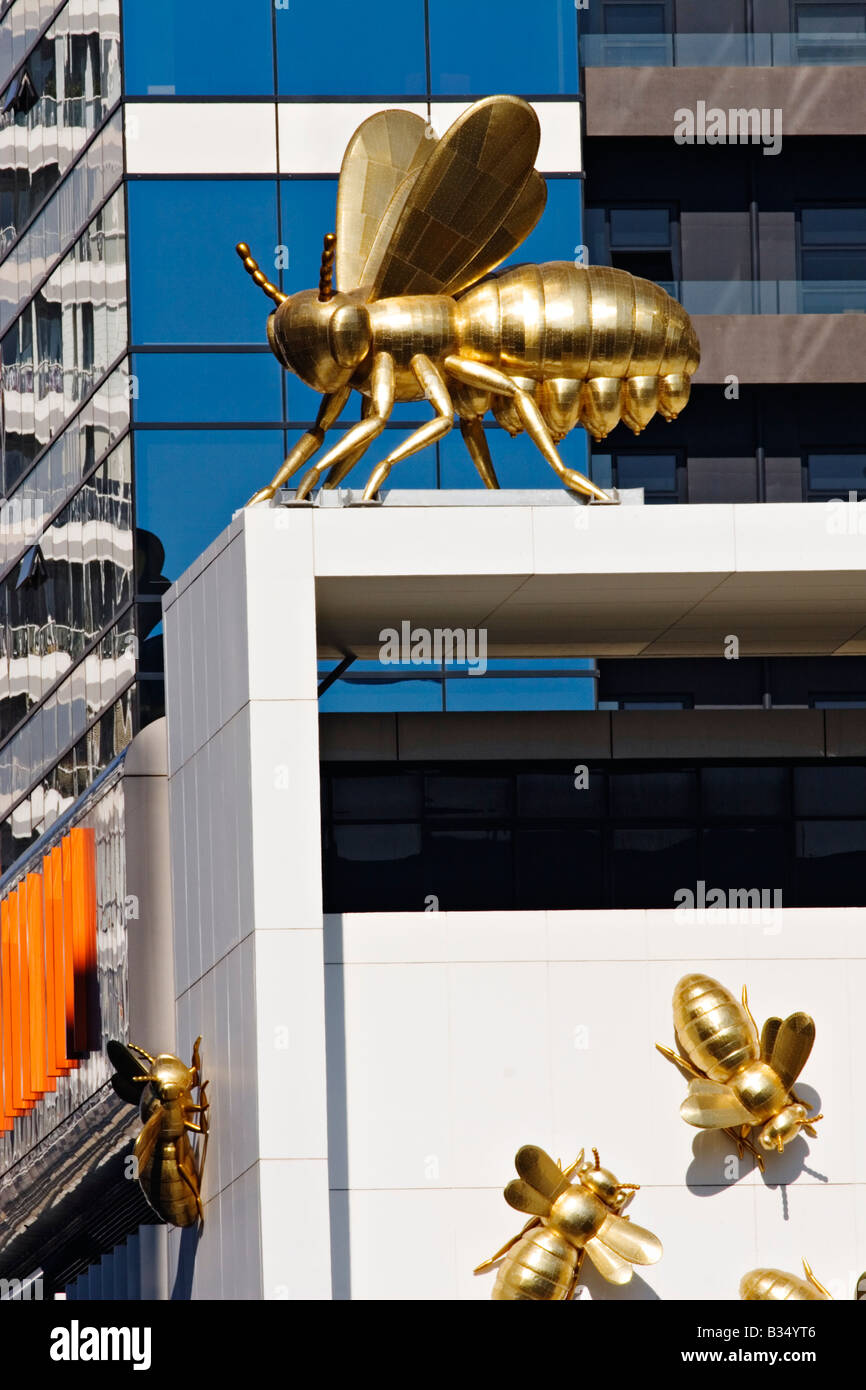 Paisaje urbano de Melbourne / Torre Eureka detalle,la 'abeja reina' en la base de instalación del edificio.Melbourne, Victoria, Australia. Foto de stock