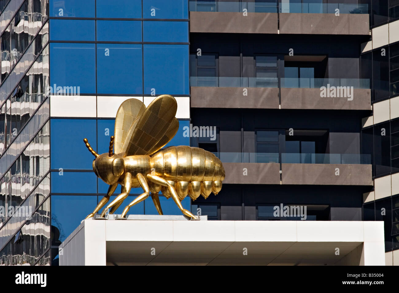 'Torre Eureka' detalle,la abeja reina la instalación en la base del edificio.Melbourne, Victoria, Australia. Foto de stock