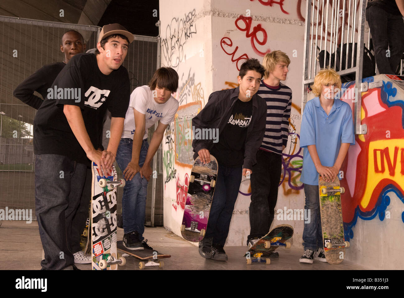 Los jóvenes internados en skateboard Skate Park, Londres, Gran Bretaña. Foto de stock