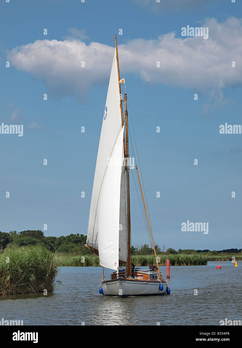 Barco de vela en río thurne Norfolk Broads Inglaterra Foto de stock