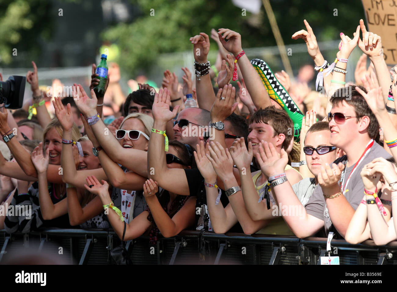 V Festival en Hylands Park en Chelmsford Essex el domingo 17 de agosto de PIC muestra la multitud EL DOMINGO POR LA TARDE Foto de stock