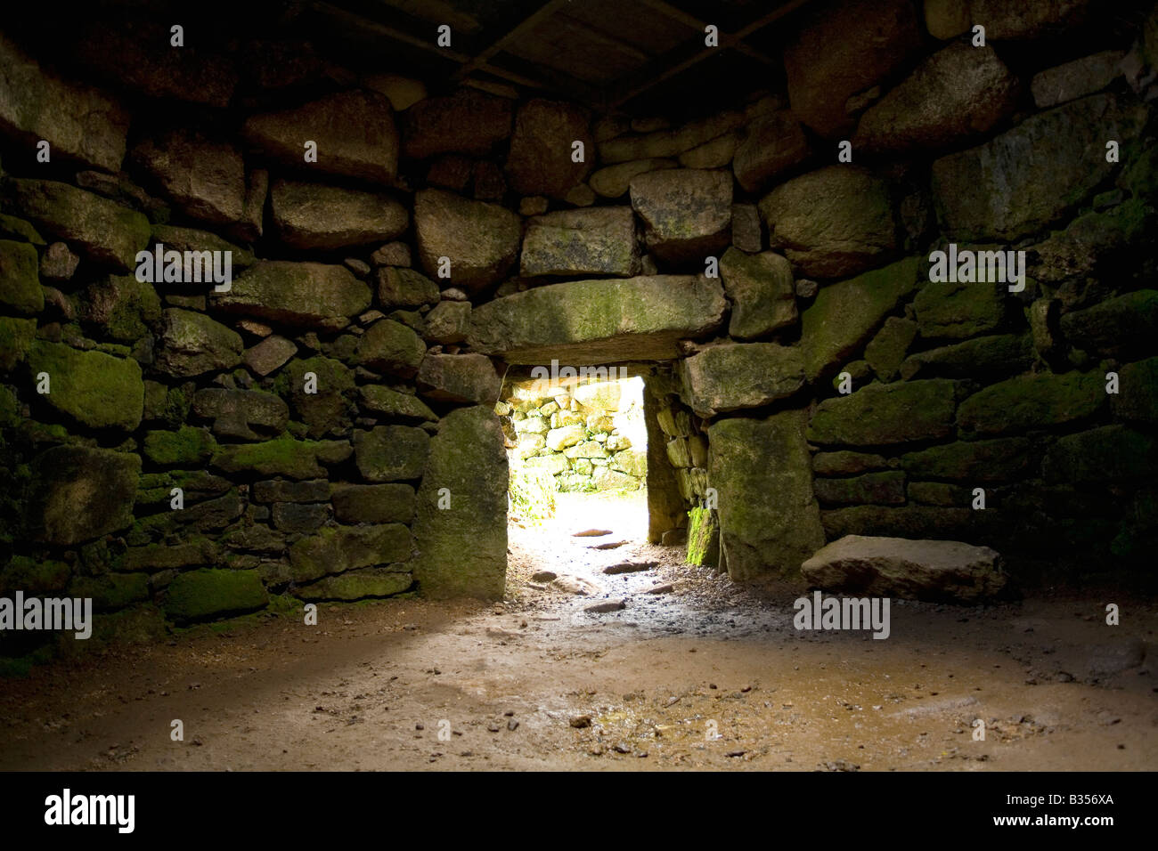 Carn Euny poblado de la Edad de Piedra redonda subterránea cámara cerca Sancreed West Penwith Cornwall Inglaterra Foto de stock