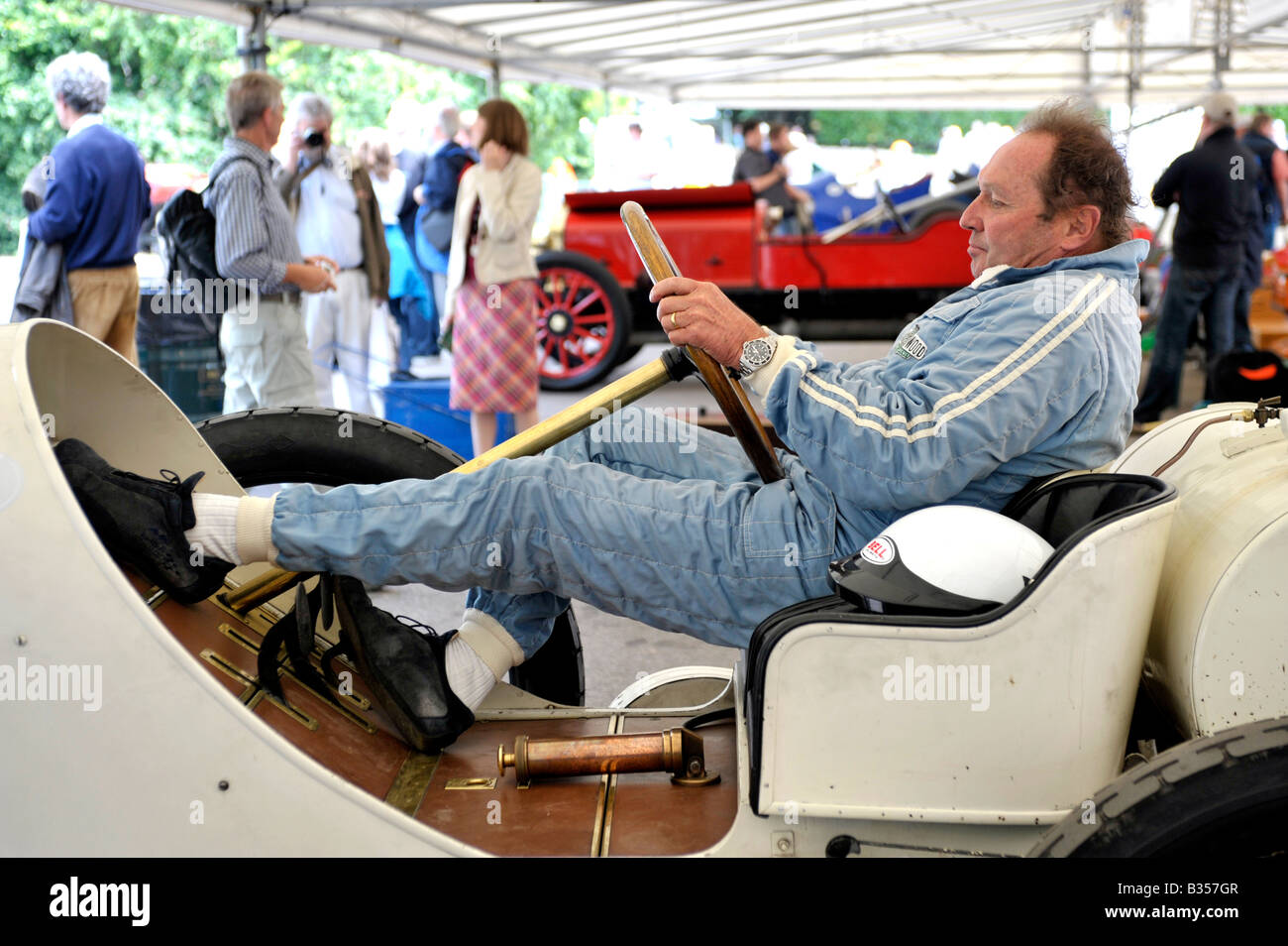 1970 conductor de coche de carreras de Fórmula uno Jochen Mass sentado en 1908 Benz coche Foto de stock