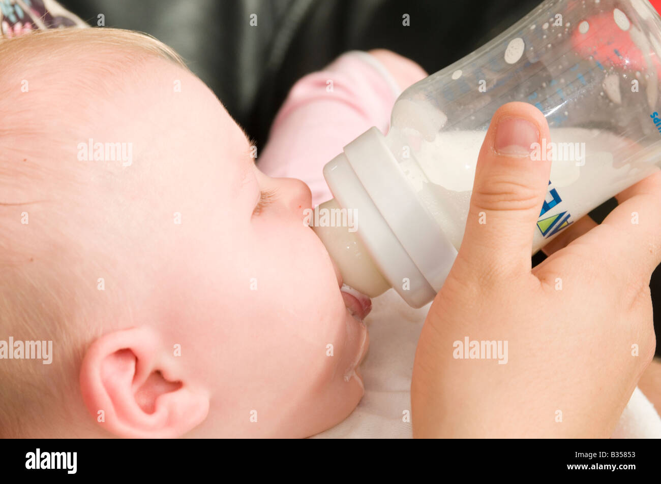 Biberón de leche de fórmula en polvo alimentación leche materna el niño chupa  chupar pezón fead comida Fotografía de stock - Alamy