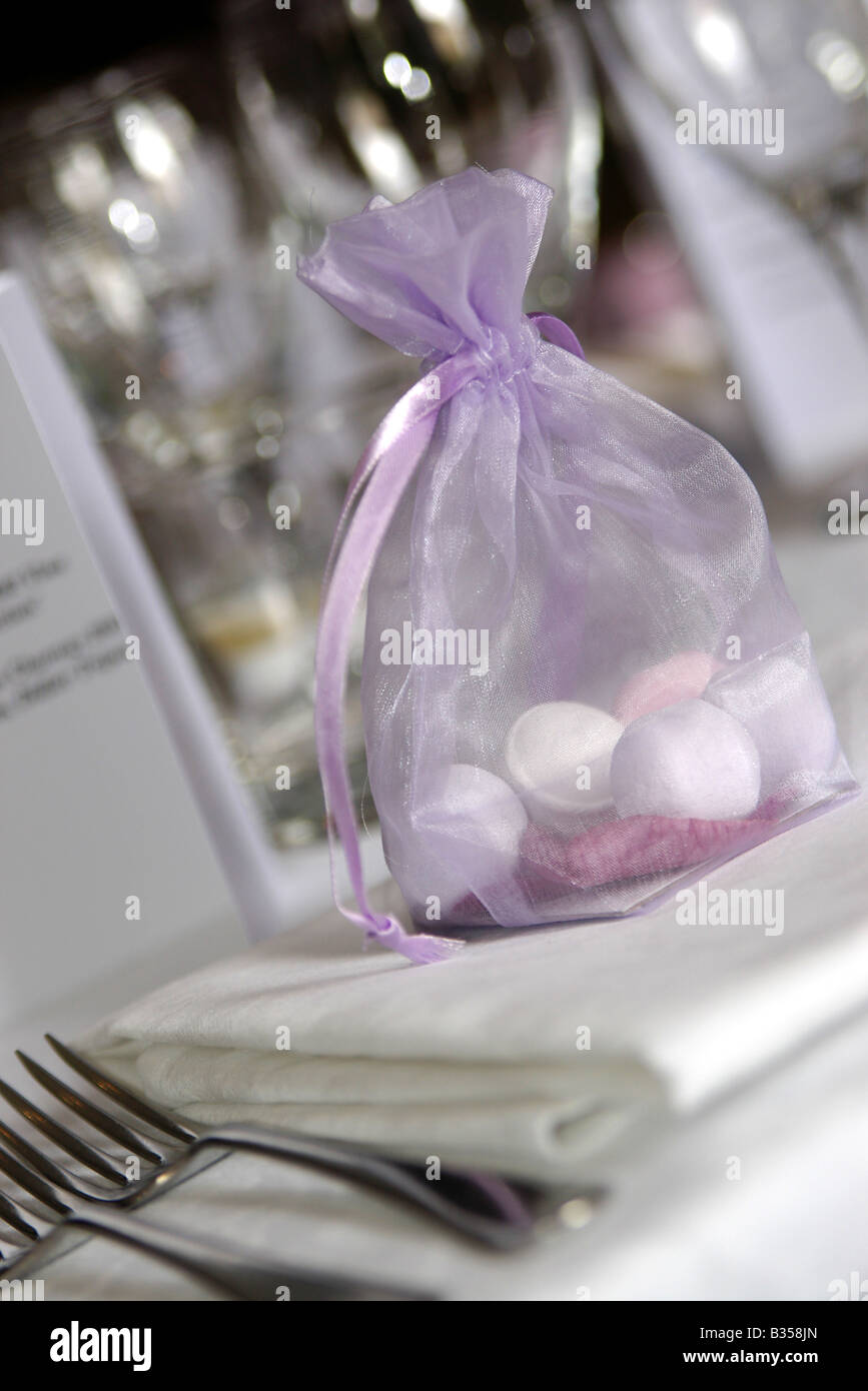 servilleta Posicionamiento en buscadores arco Recuerdos de Boda, en una bolsa de tela transparente, sobre una mesa en una  boda en el Reino Unido Fotografía de stock - Alamy