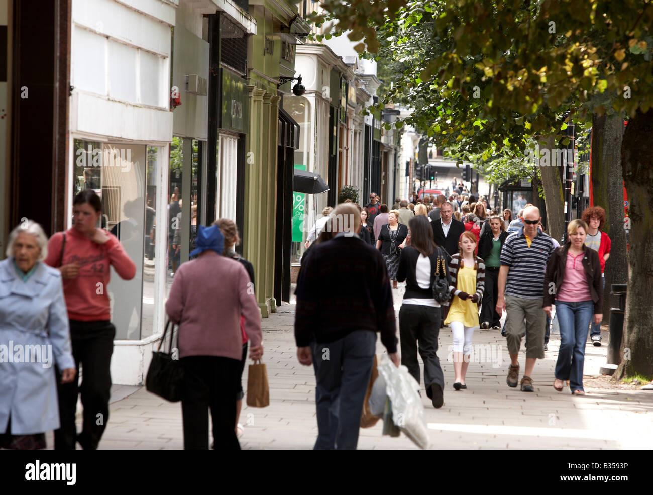 Los compradores camine por el paseo marítimo en Cheltenham Gloucestershire Foto de stock