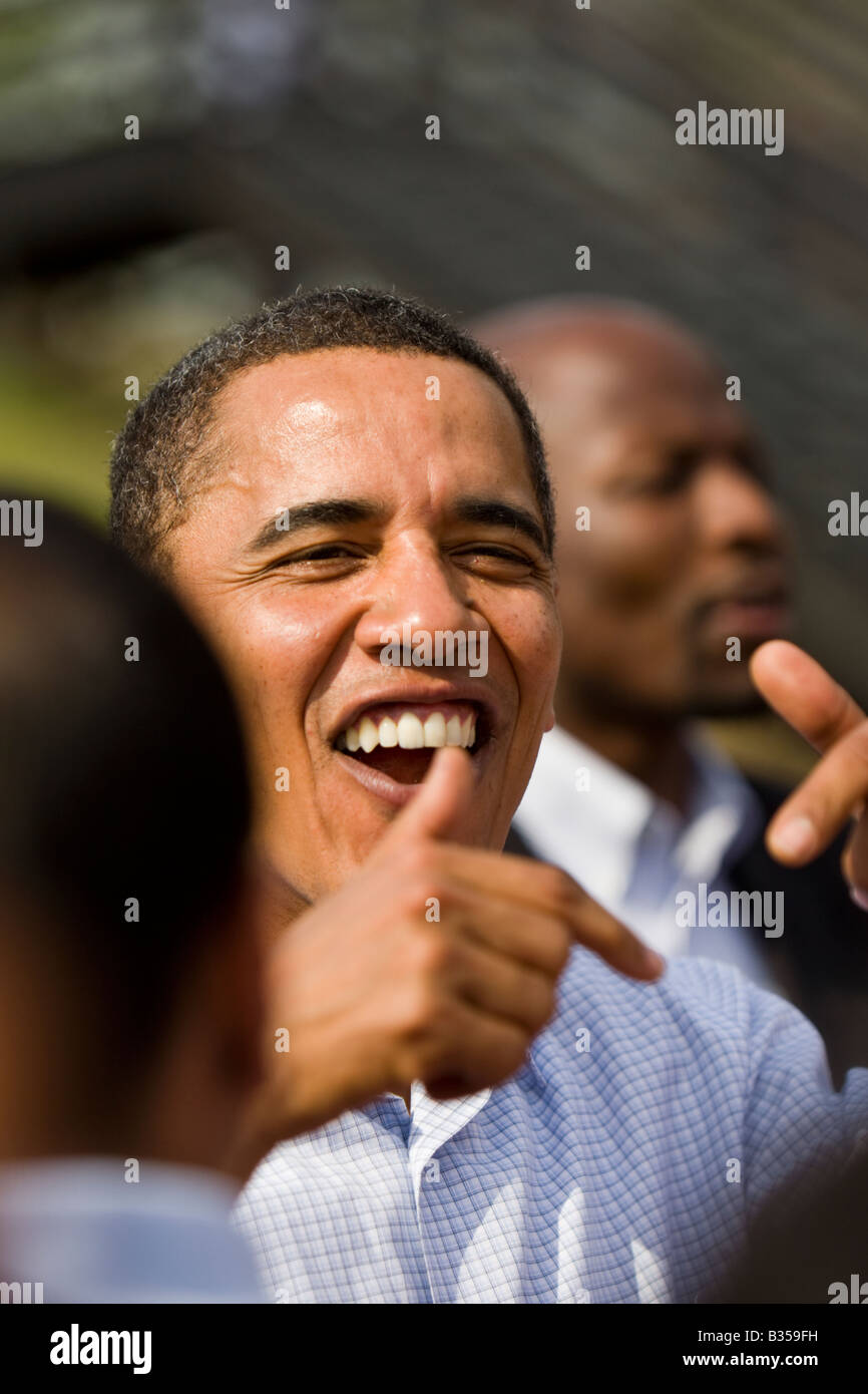 U. S. Presidente Barack Obama saluda a sus partidarios en Pensilvania durante las elecciones presidenciales de 2008. Foto de stock