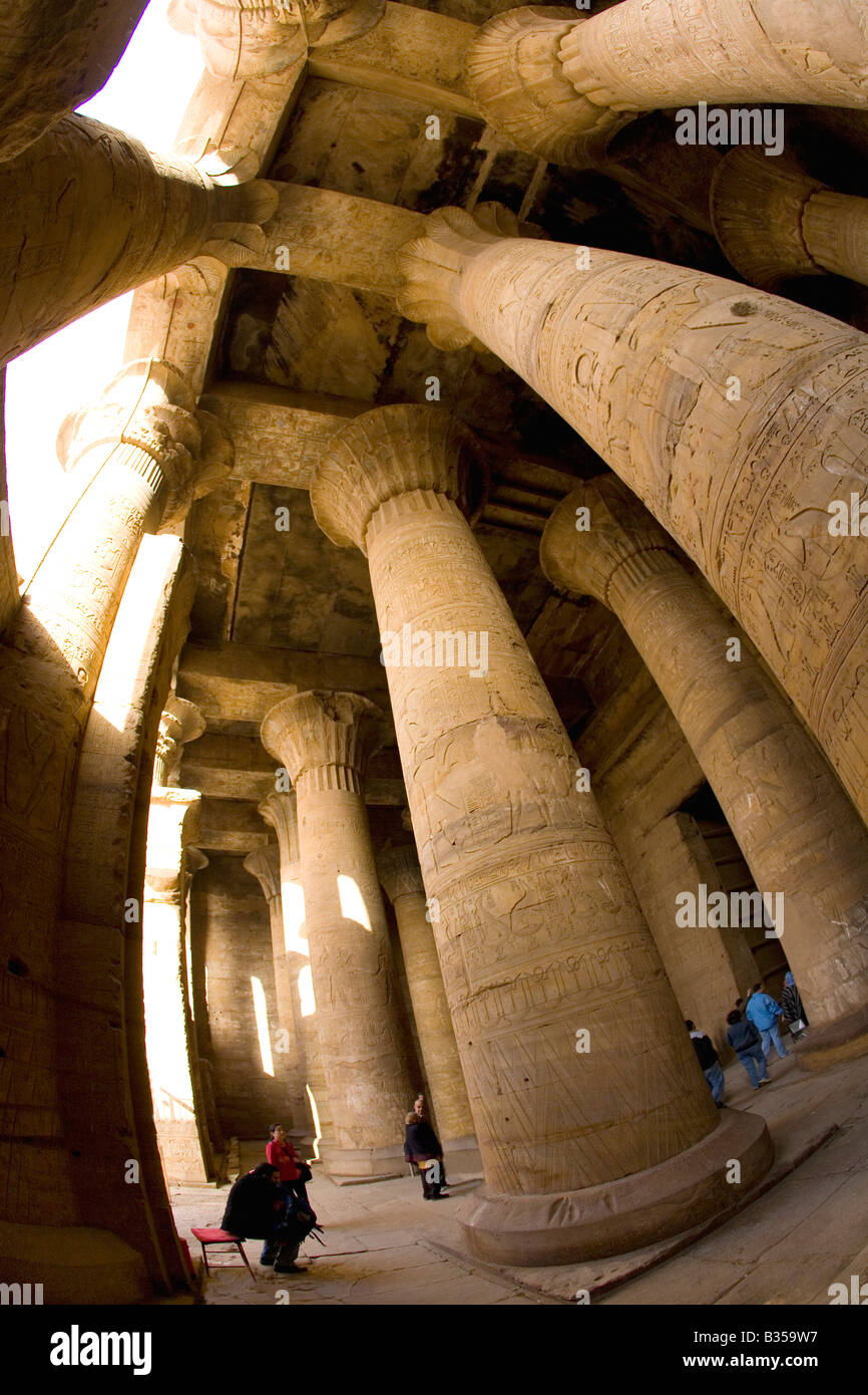 Pilares y capiteles con turistas y visitantes en el templo de Horus de Edfu Egipto África del Norte Foto de stock