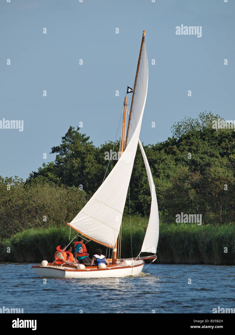 Barco de vela en río thurne Norfolk Broads Inglaterra Foto de stock