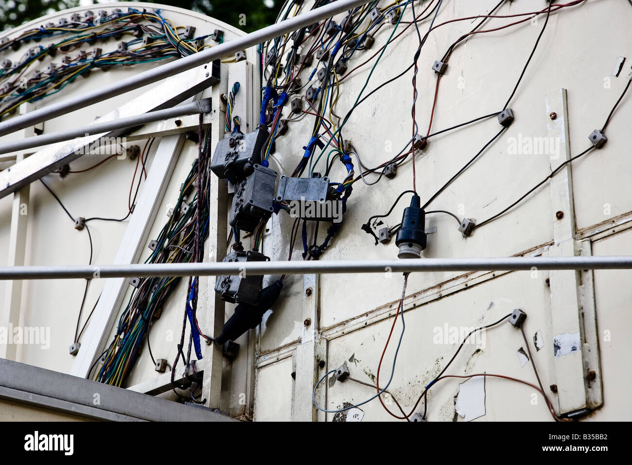 El desorden de los cables en un plano posterior de un vagón kermis Foto de stock