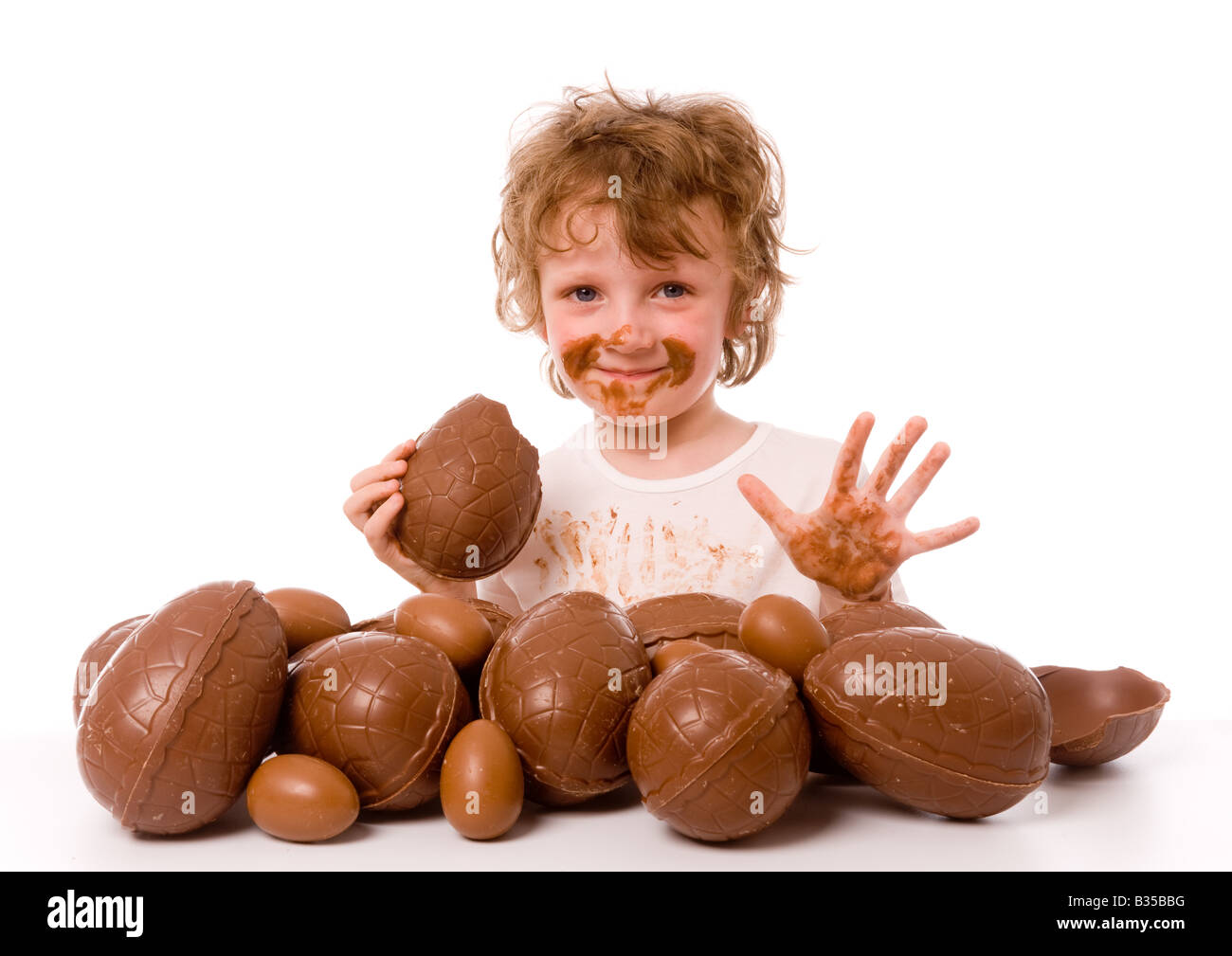 Joven con gran montón de huevos de Pascua Foto de stock