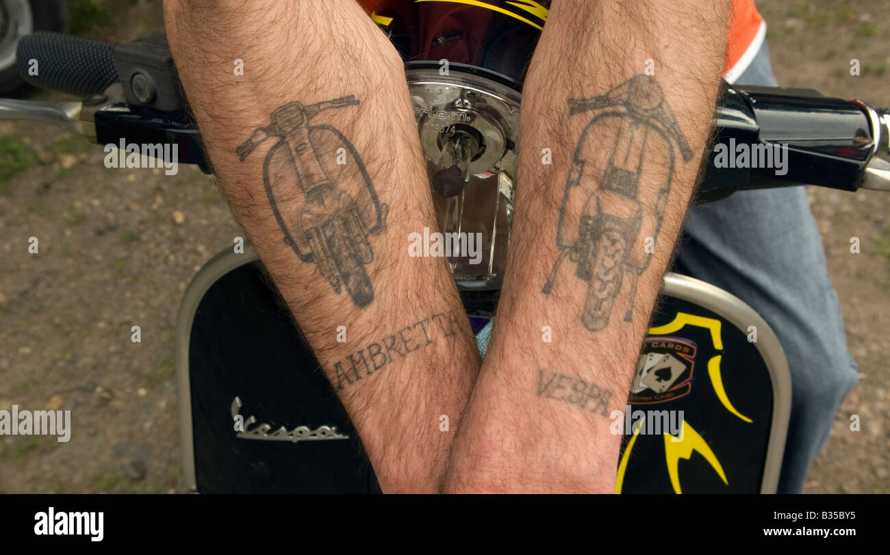 Varón de 37 años con entusiasta de scooter Lambretta y Vespa tatuajes Feltham Middlesex UK Foto de stock