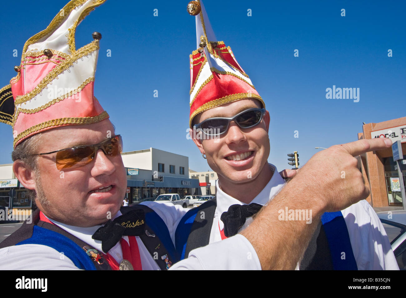 Dos hombres locales desde Swakopmund Namibia costera se dirige a la ciudad alemana de carnaval Kuska local Foto de stock