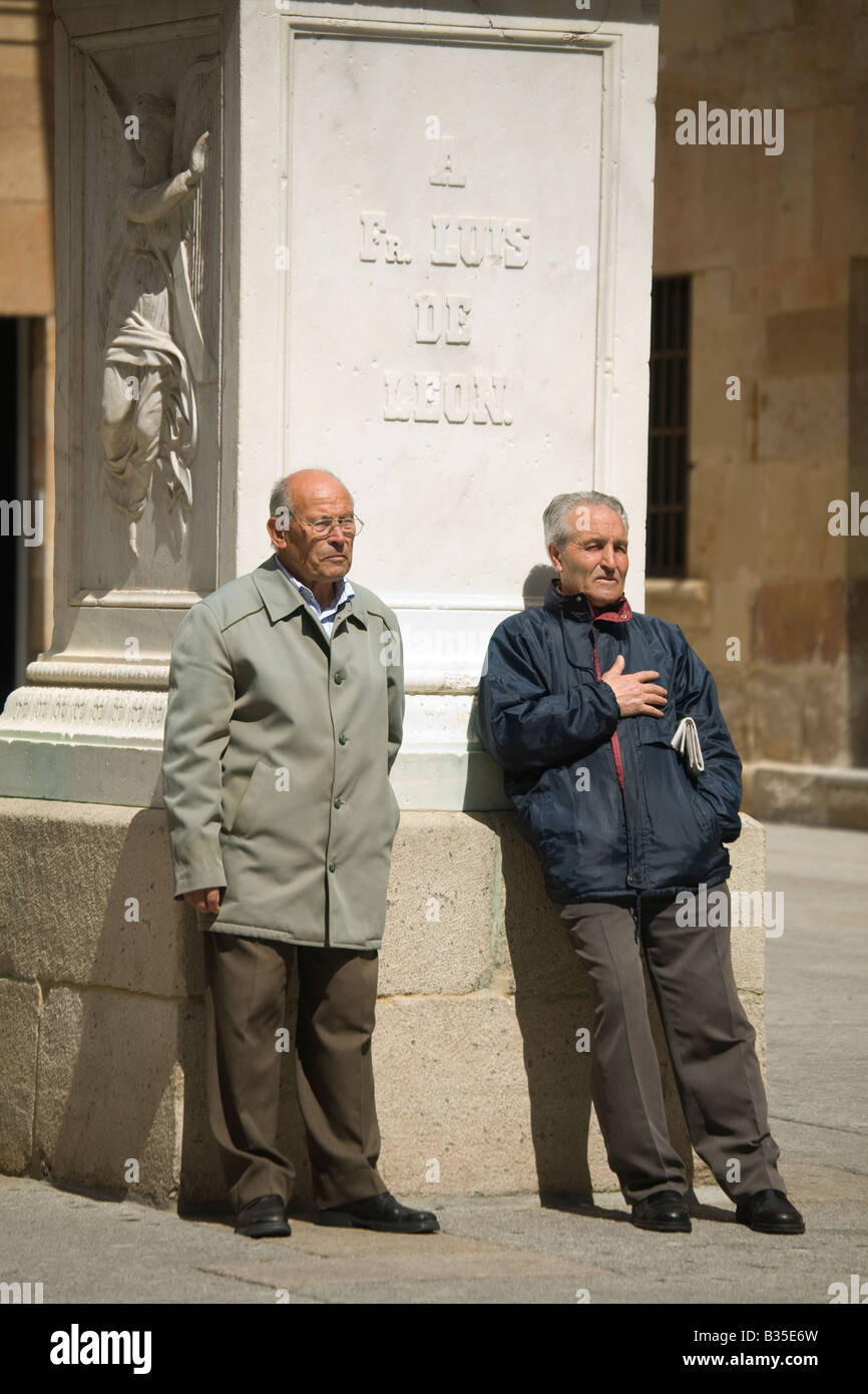España Salamanca Español dos hombres stand by estatua de Fray Luis de León fuera del edificio de la Universidad de educación más antiguas Foto de stock