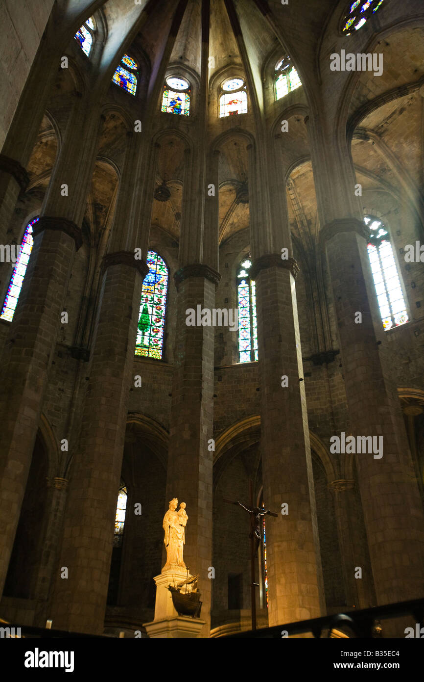 España Barcelona estilo gótico catalán el interior de la Iglesia de Santa María del Mar, en la Ribera del Distrito Modelo de barco en altar Foto de stock
