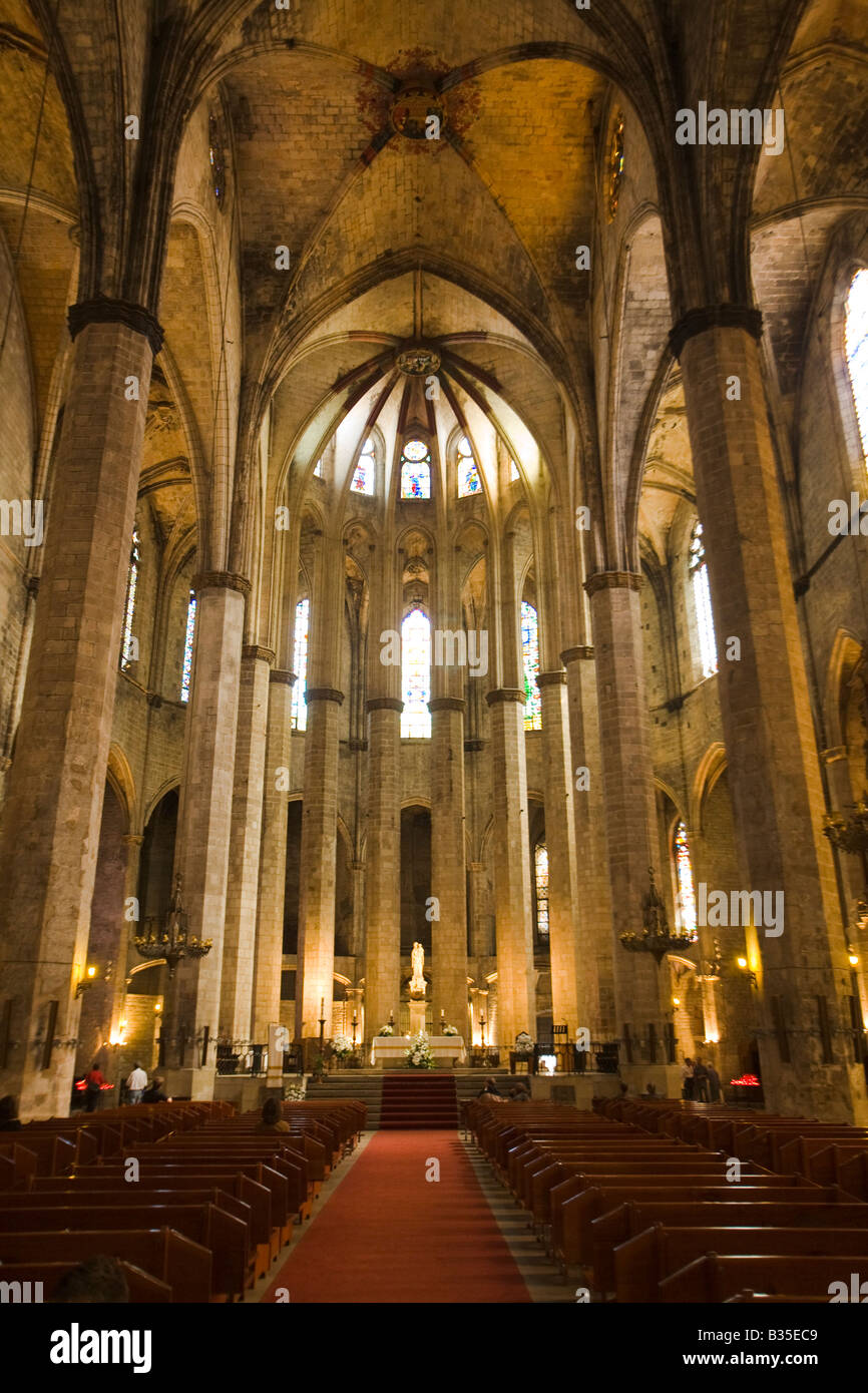 España Barcelona estilo gótico catalán el interior de la Iglesia de Santa María del Mar, en la Ribera del distrito de altar en el santuario de la pasarela Foto de stock