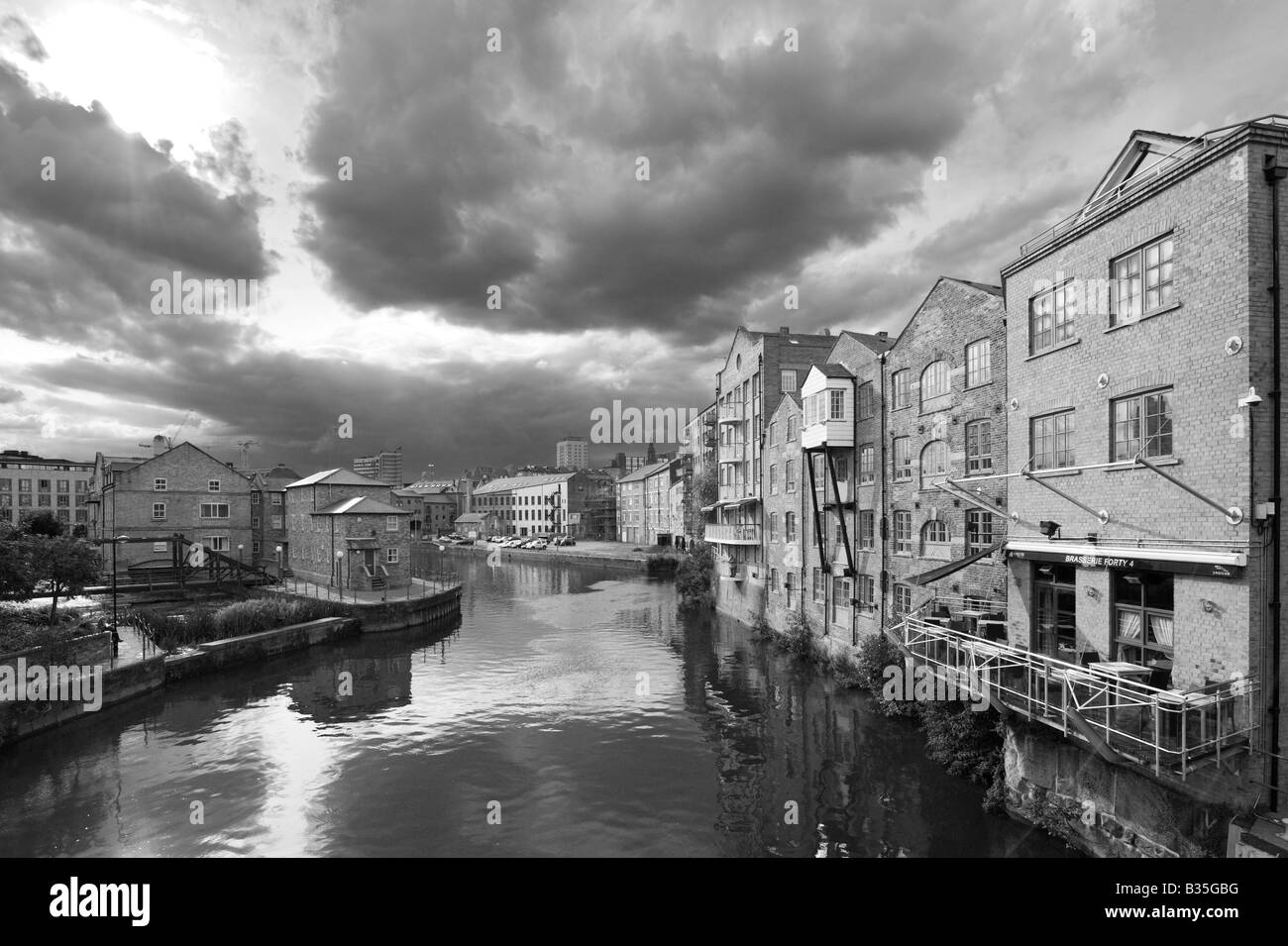 Río Aire en el Brewery Wharf, Leeds, West Yorkshire, Inglaterra Foto de stock